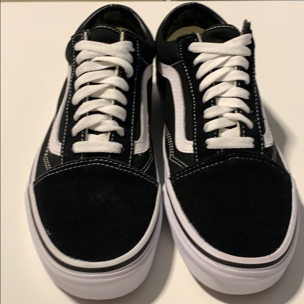 Vans “Old School” Classic Skate Shoe